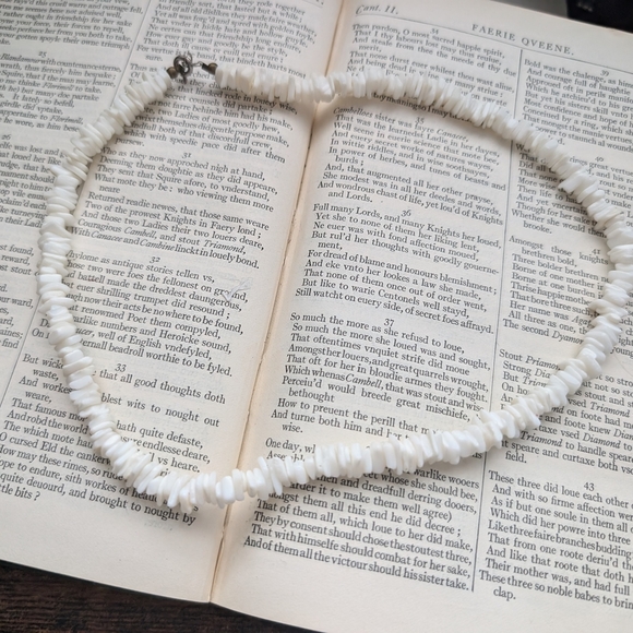 Vintage White Beaded Necklace - Picture 4 of 7
